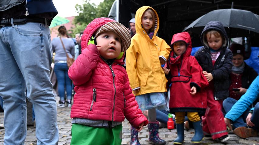 Besucher des Fürth-Festivals trotzen  den Regenschauern