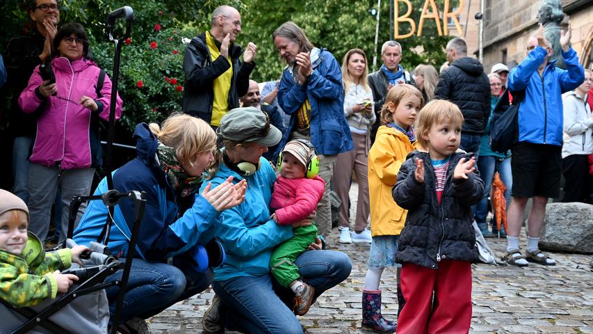 Besucher des Fürth-Festivals trotzen  den Regenschauern