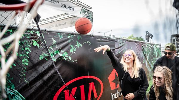 Ausgelassene Besucher, fulminante Shows auf der Bühne und durchwachsenes Wetter - am Samstag war die Stimmung am Flughafen auf dem Höhepunkt.