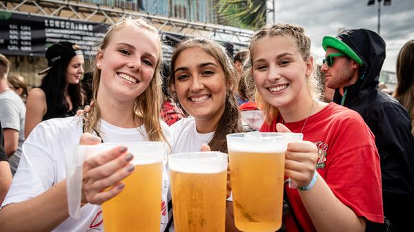 Nach dem ganzen Mitsingen müssen die Kehlen schon mal ausreichend befeuchtet werden.