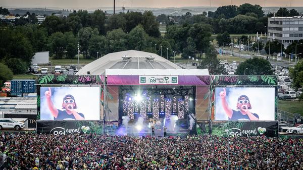 Die beiden Rapper Frauenarzt und Manny Marc sorgten für ausgelassene Stimmung unter den Nürnbergern.