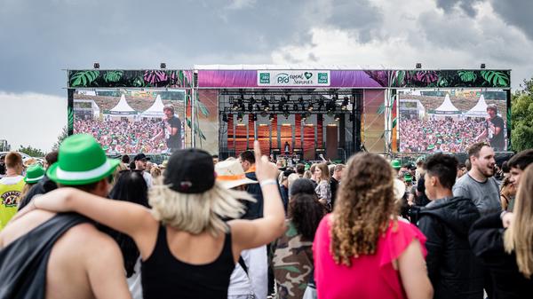 Die Fans sangen lauthals mit - bewusst das Risiko in Kauf nehmend, dass sich der Hit als hartnäckiger Ohrwurm festsetzt.