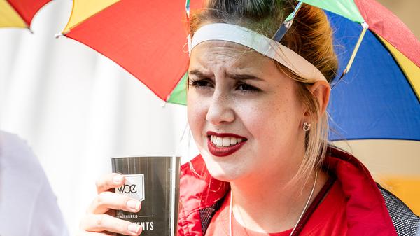 Auch mit skurrilen Outfits geizten die Besucher nicht. Wie zum Beispiel dieser modische und praktische Sonnenschutz - oder gegebenenfalls eben Regenschirm...