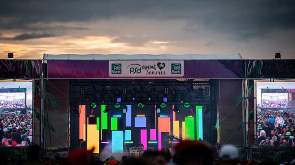 Mit viel Rhythmus, Gesang und Farbenpracht verabschiedete sich die diesjährige Super-Sommer-Sause vom Airport Nürnberg.