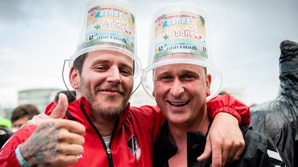 ... und diese exklusiven Super-Sommer-Sause-Zylinder.