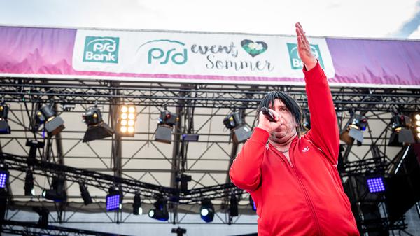 Übrigens sind das nicht Ikkes echte Haare. Die Perücke gehört ebenso zu seinem Bühnenoutfit wie der rote Jogginganzug.