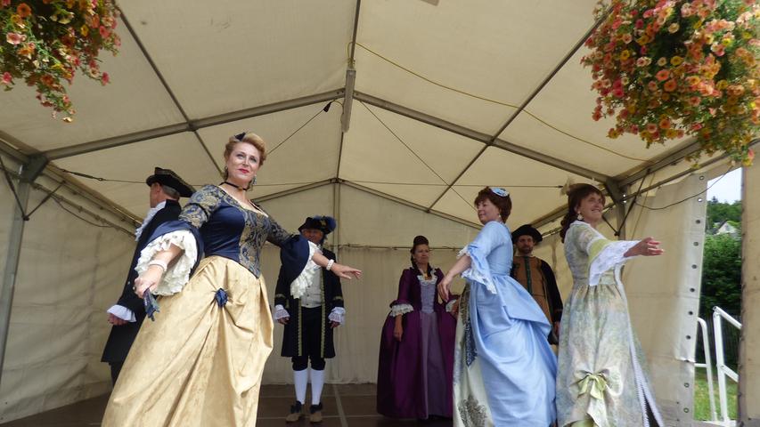 Edle Kleider, schwungvolle Tänze: Gößweinstein feiert Barockfest