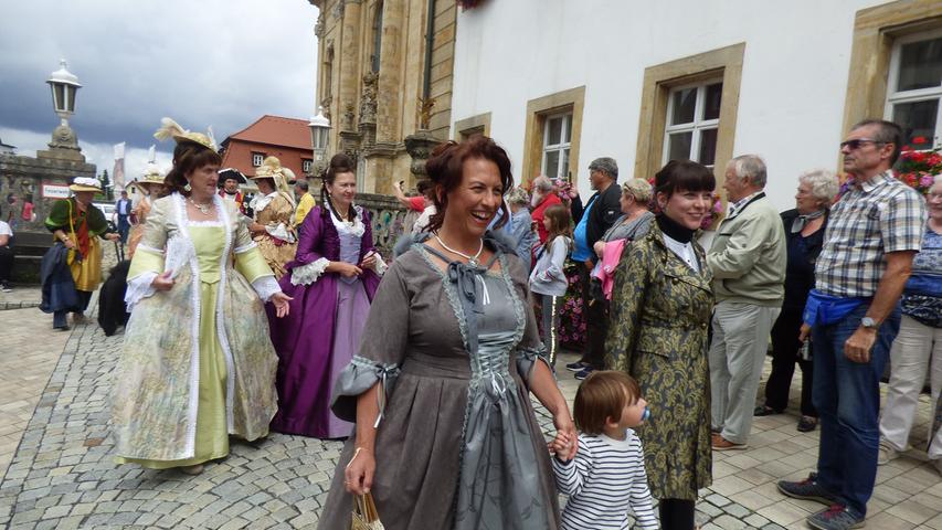 Edle Kleider, schwungvolle Tänze: Gößweinstein feiert Barockfest