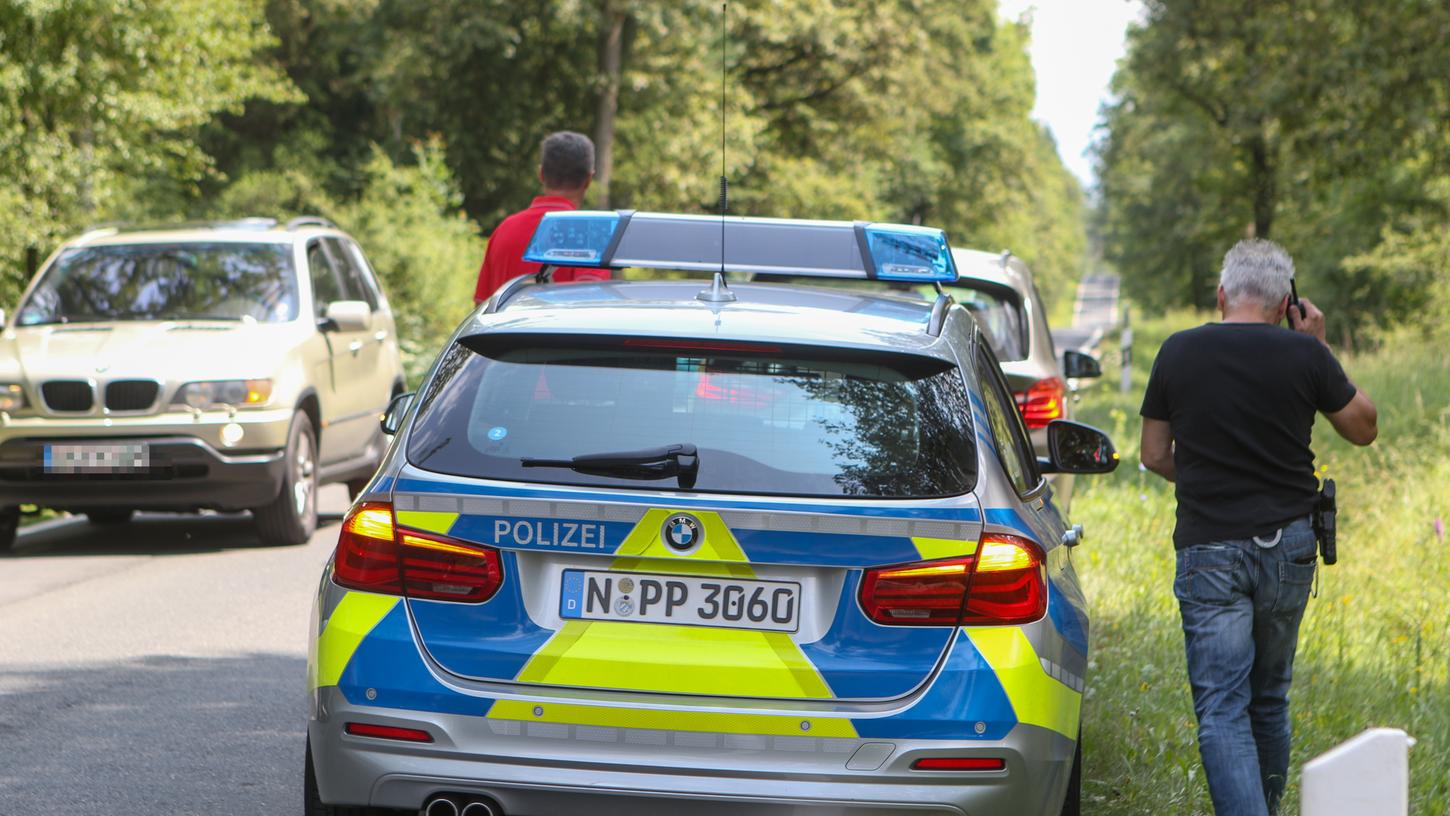 In einem Waldstück zwischen Schönberg und Lauf entdeckte ein Pilzsammler im Sommer 2019 die Leiche. Nun stehen die beiden Angeklagten vor Gericht.