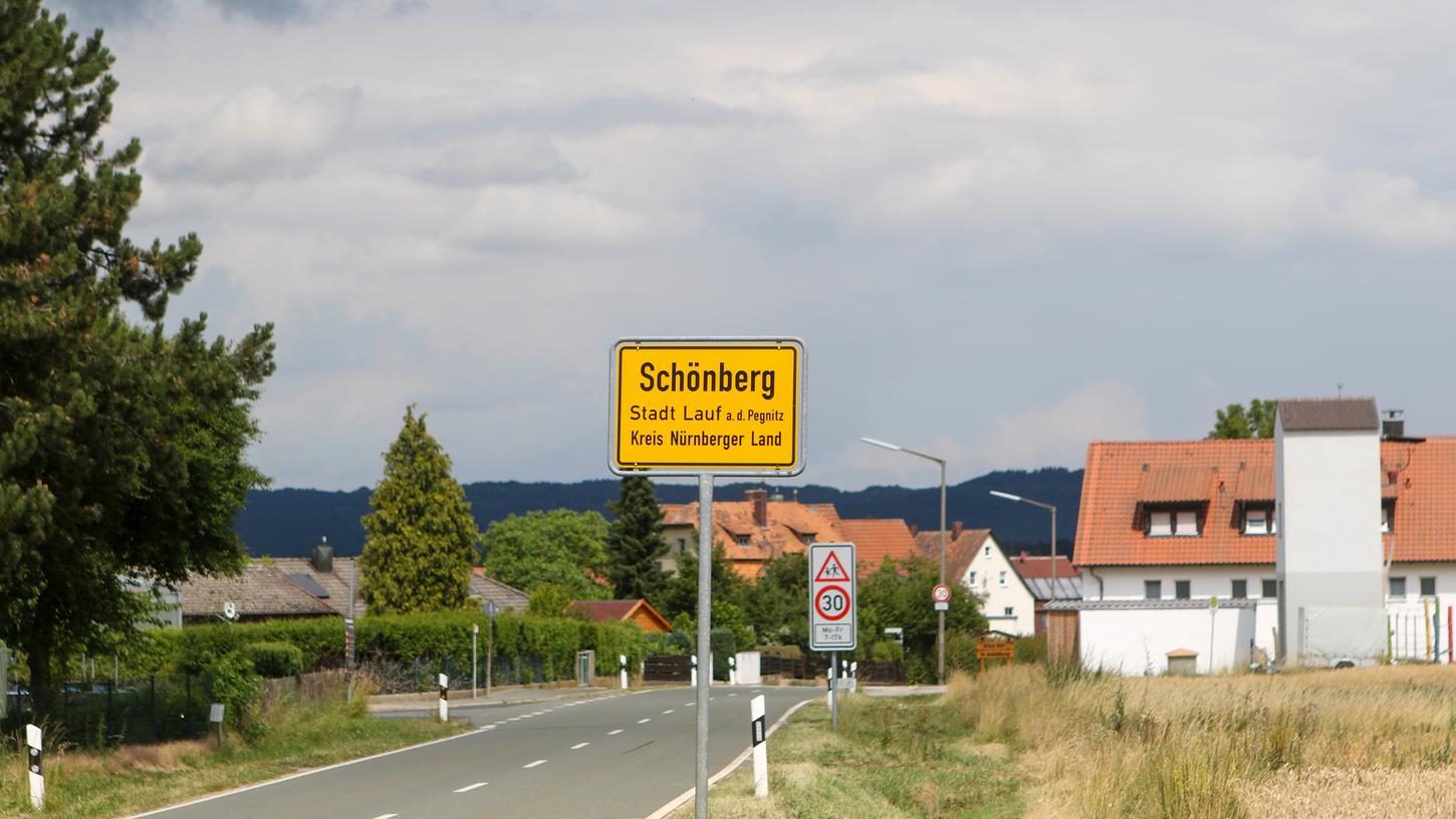 In der Nähe des Laufer Ortsteils Schönberg fand der Pilzsammler die männliche Leiche.