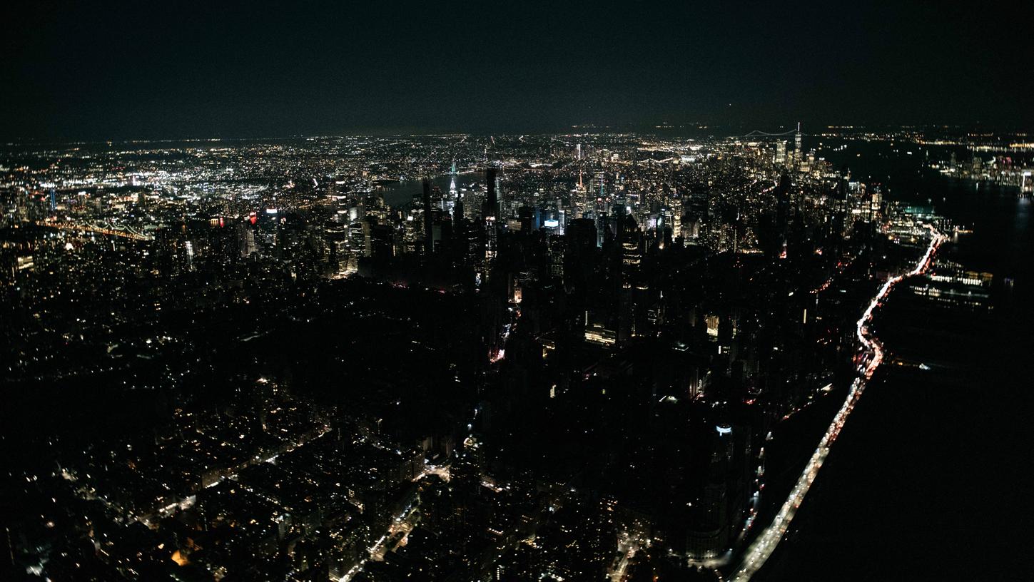 Immer noch hell, aber nicht so hell wie sonst: Nach einem Blackout war die US-Metropole New York teilweise lahmgelegt.