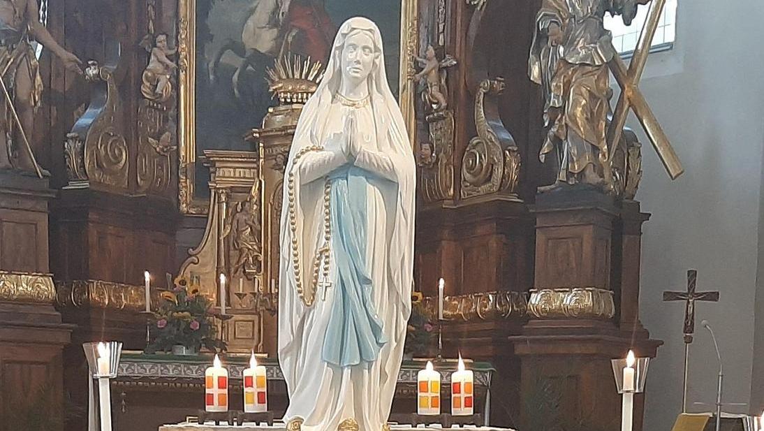 St. Georg präsentiert Madonnenfigur für Lourdes-Grotte