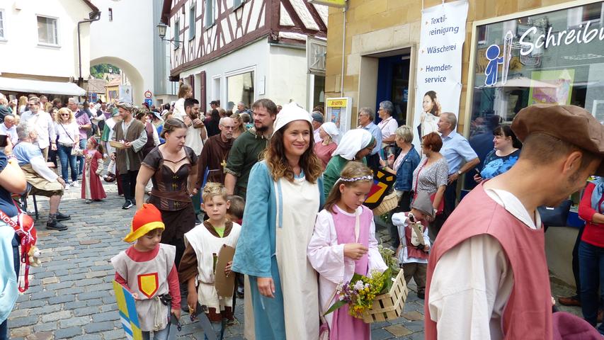 Reiter, Gaukler und Co.: Historischer Hochzeitszug schlängelt sich durch Gräfenberg