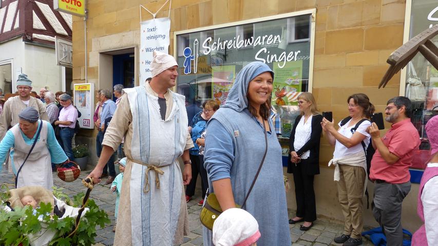 Reiter, Gaukler und Co.: Historischer Hochzeitszug schlängelt sich durch Gräfenberg