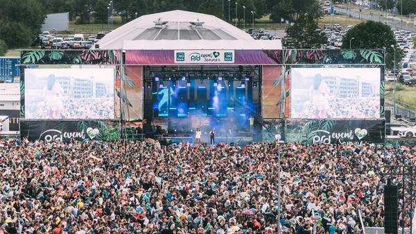 Wenn dann Tausende Fans zeitgleich ihre Schlager-Hymnen schmettern, kann dem ein oder anderen Künstler schon mal ein Tränchen der Rührung in den Augenwinkel treten.