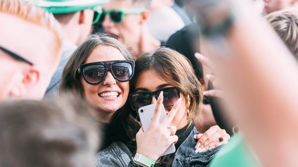 Strahlende Gesichter, und davon nicht zu knapp: Eine Menschenansammlung verwandelte das Gelände am Airport zu einer Partymeile.
