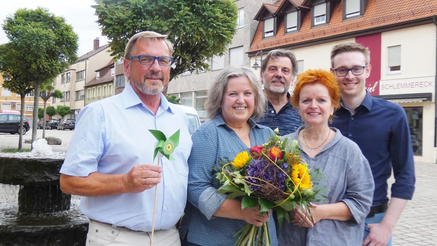 Mit Blumen in den Wahlkampf: Die grüne Landratskandidatin Angelika Igel, flankiert von (v. li.) Wolfram Schaa, Norbert Schikora, Barbara Fuchs und André Höftmann.