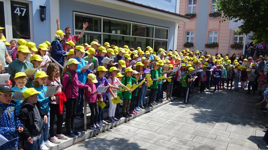 Vor dem Gebäude des Altmühl-Boten schmetterten hunderte von Kindern beim diesjährigen Landeskinderchortag lustige Lieder von kleinen Füchsen, dem Günzi aus der Altmühl, einer Wühlmaus und dem Kamel, das gerne Cha-Cha-Cha tanzt.