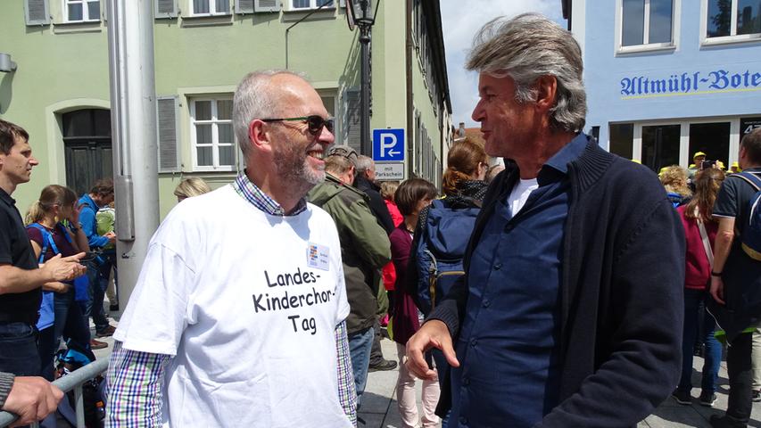 Kantor Bernhard Krikkay und Dekan Klaus Mendel haben gut lachen: der von ihnen in Gunzenhausen organisierte Landeskinderchortag war ein voller Erfolg.