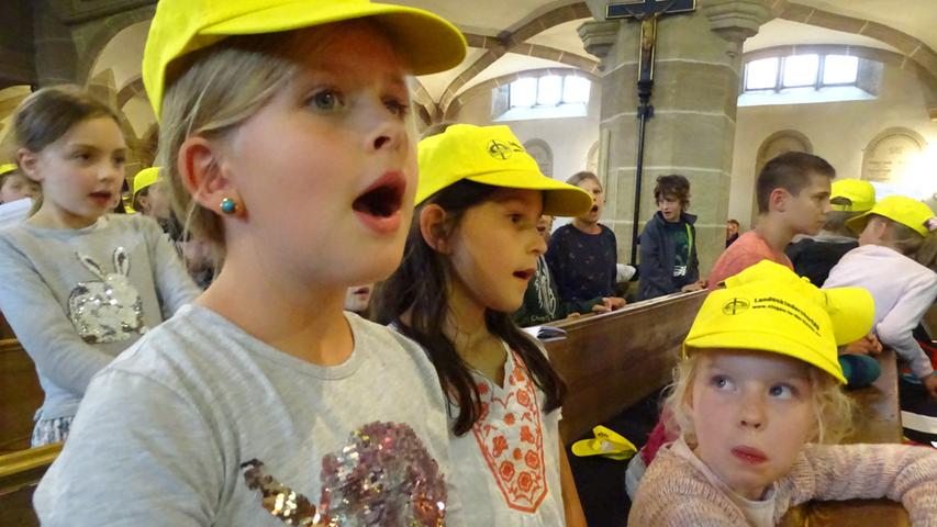 An ihren gelben Kappen waren die Teilnehmer des Landeskinderchortags in Gunzenhausen schon von weitem gut zu erkennen. Wie dieses Mädchen sangen sie alle voller Hingabe und ließen sich nicht ablenken.
