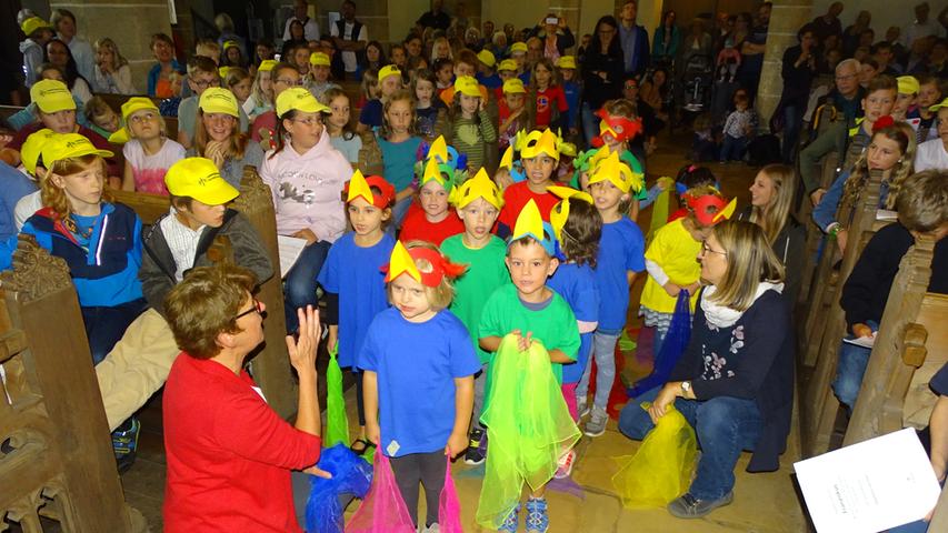 Kinder vom Kindergarten „Farbenfroh“ aus der Südvorstadt wirkten beim Franziskus-Musical als Vögel mit.