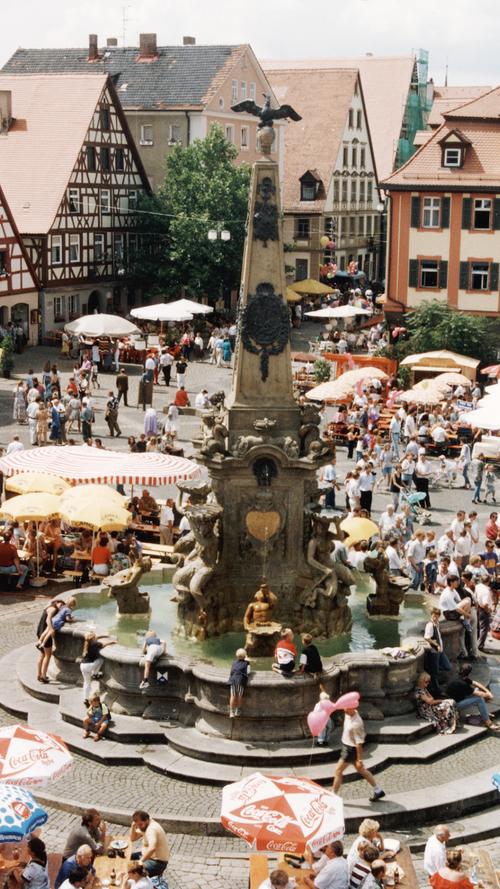 In den 1980ern schon das Zentrum der Feierlichkeiten: der Marktplatz.