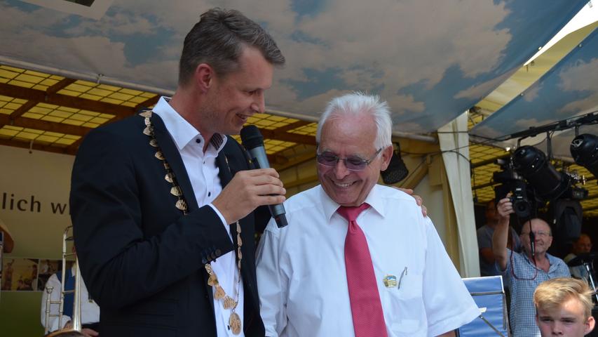Ein ganz besonderer Moment ereignete sich im Jubiläumsjahr 2017: Rudi Nobis, langjähriger Organisator und Gesicht des Bürgerfests, wurde mit der Verleihung der Ehrenbürgerwürde der Stadt überrascht.