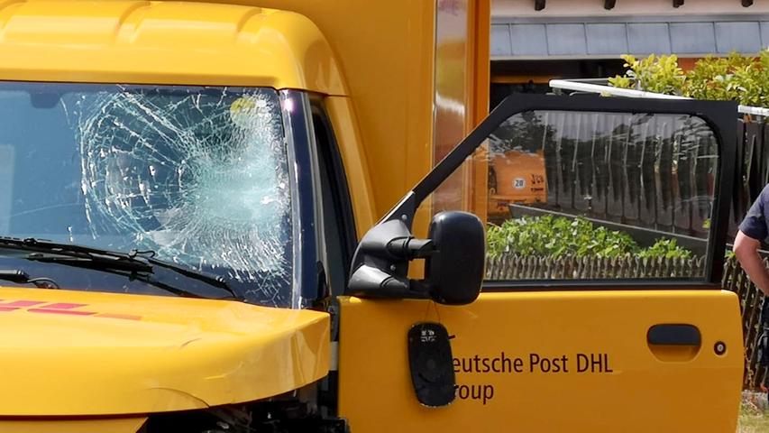 Schwer verletzt: Biker kollidiert mit Postauto in Laubendorf 