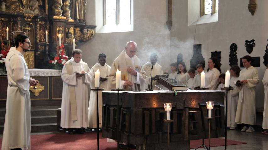 Pfarrer Hetzel inzensiert den Altar.