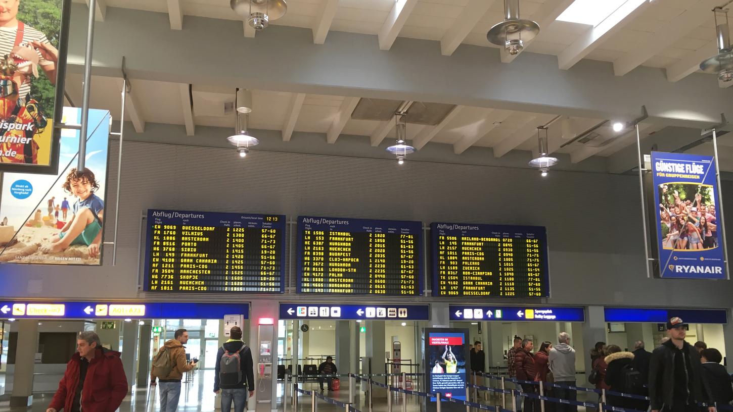 Eigentlich wollten die Passagiere schon am Samstag mit einer SunExpress-Maschine nach Ägypten fliegen. Aufgrund technischer Probleme mussten sie sich bis Montag gedulden. Eigentlich wollten die Passagiere schon am Samstag mit einer SunExpress-Maschine nach Ägypten fliegen. Aufgrund technischer Probleme mussten sie sich bis Montag gedulden.