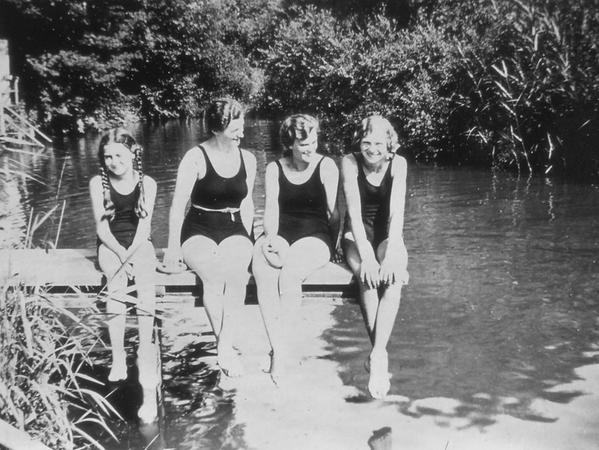 Ende der 1920er Jahre wurde das Gredinger Herrenbad an der Schwarzach durchaus auch von Frauen genutzt; Käferlein musste sich dort nachspionieren lassen.