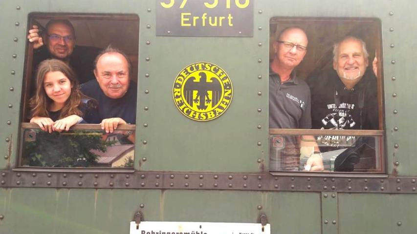 Die Baiersdorfer Feuerwehrler nutzten die Gelegenheit und fuhren mit der Museumsdampfbahn.