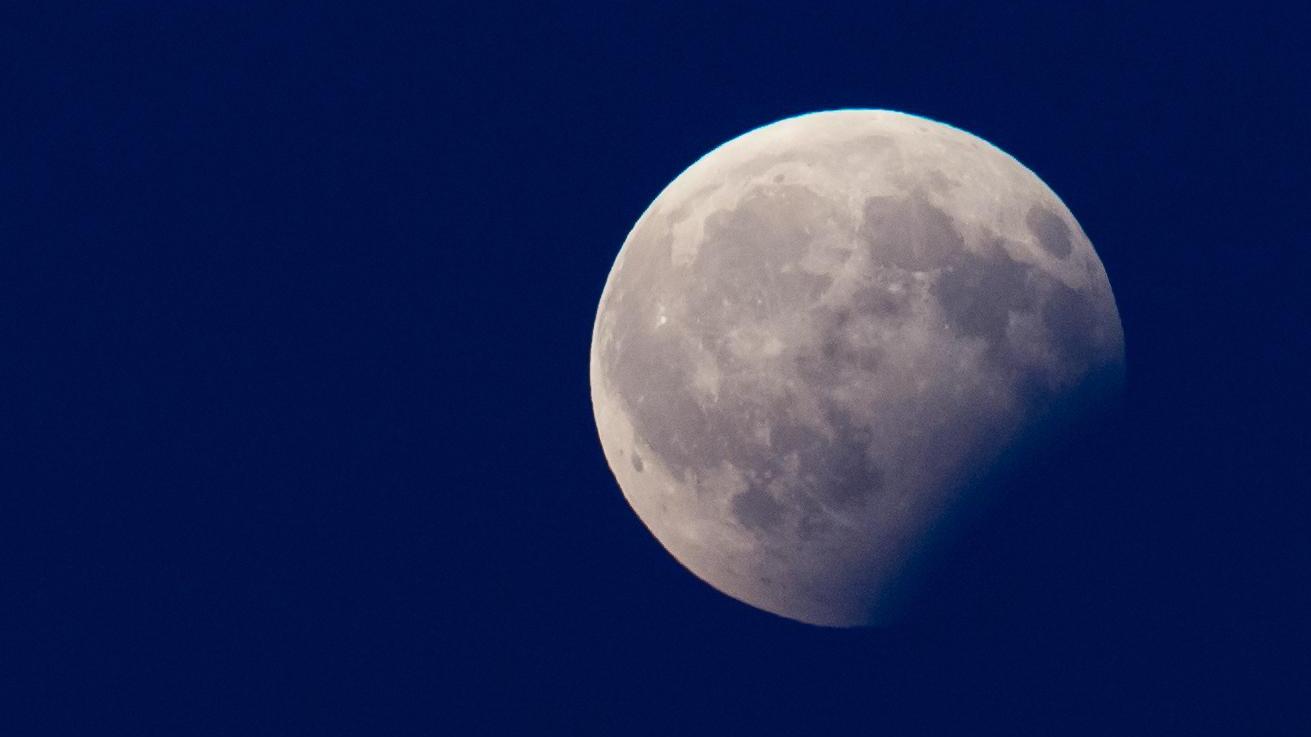Der Mond ist im Mittel rund 380.000 Kilometer von der Erde entfernt. Sein Durchmesser beträgt etwa 3470 Kilometer - gut ein Viertel der Erde.