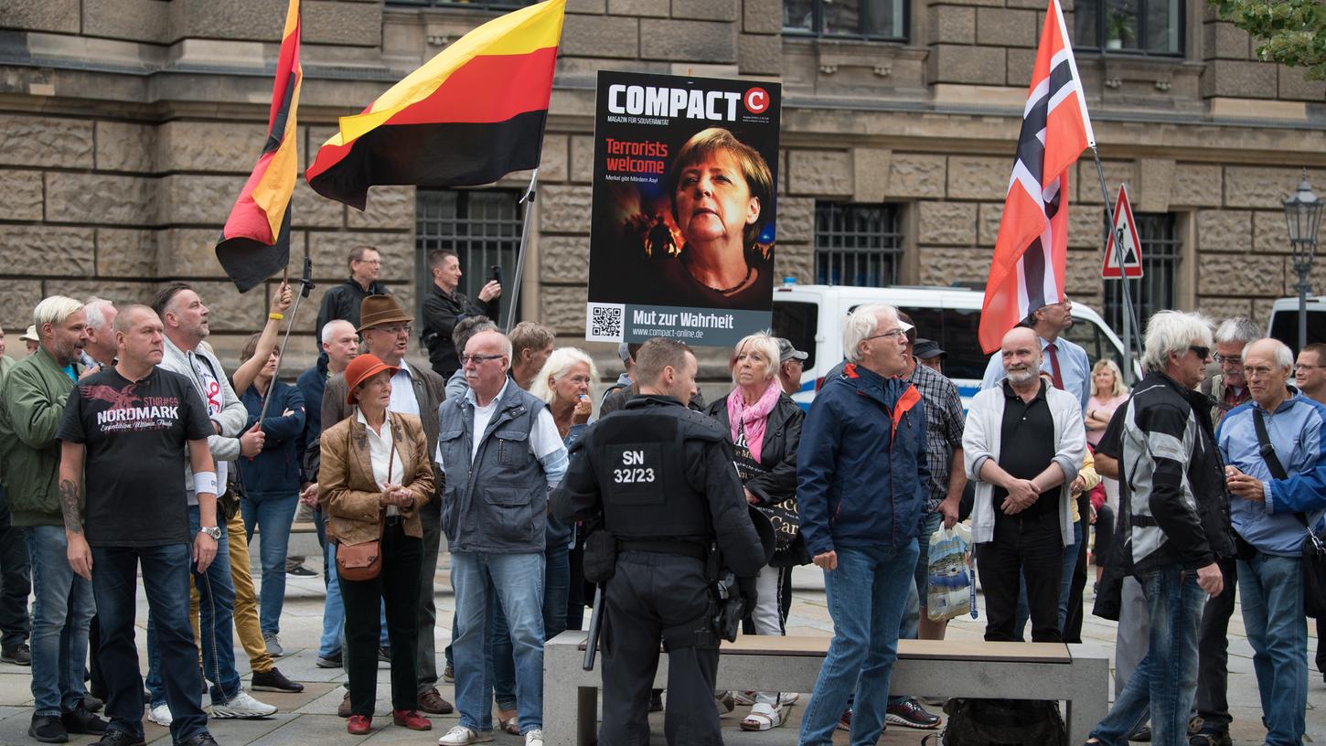 Eineinhalb Monate vor der Landtagswahl in Sachsen besuchte Angela Merkel ein Frauennetzwerktreffen. Vor dem Gebäude warteten einige Pegida-Demonstranten.