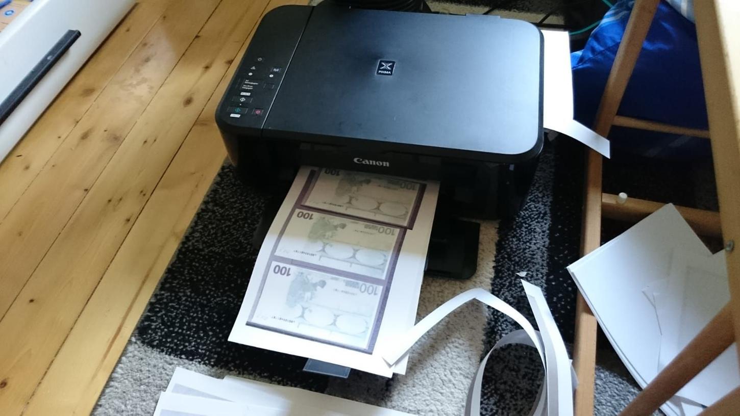 In der Wohnung einer 20-Jährigen fanden Polizisten selbstgedruckte Banknoten im Wert von 13.000 Euro.