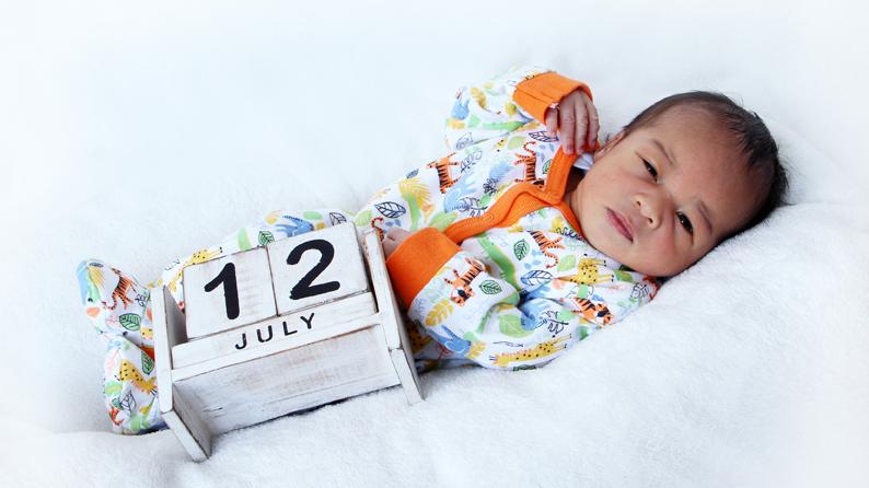 Baby Destin erblickte am 12. Juli im St. Theresien-Krankenhaus das Licht der Welt. Bei der Geburt war er 52 Zentimeter groß und wog 3195 Gramm.