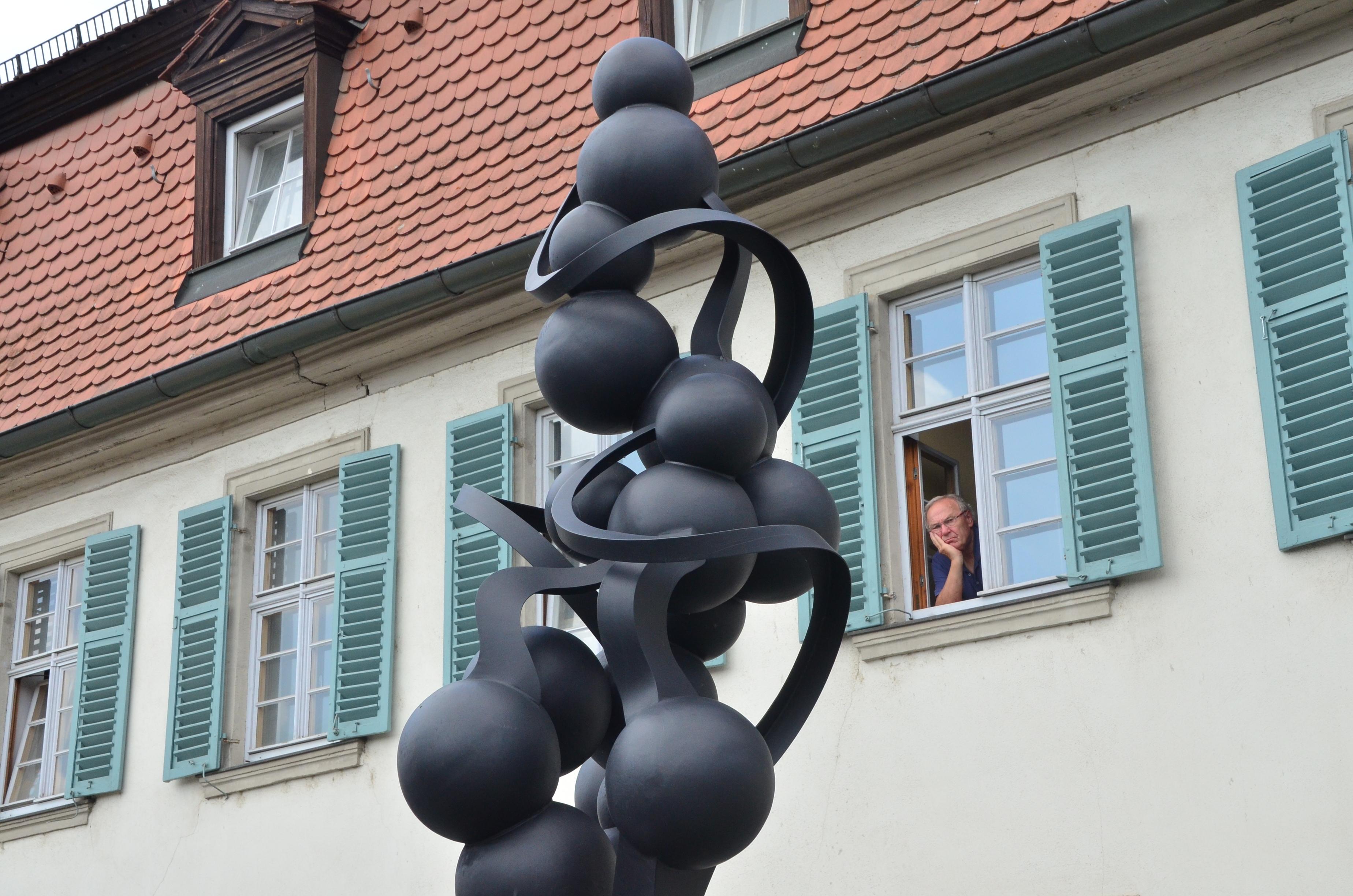 "Ängstlicher Mond" heißt die neueste Errungenschaft der Stadt Bamberg: Die Skulptur wurde im Juli 2019 im Hain aufgestellt.