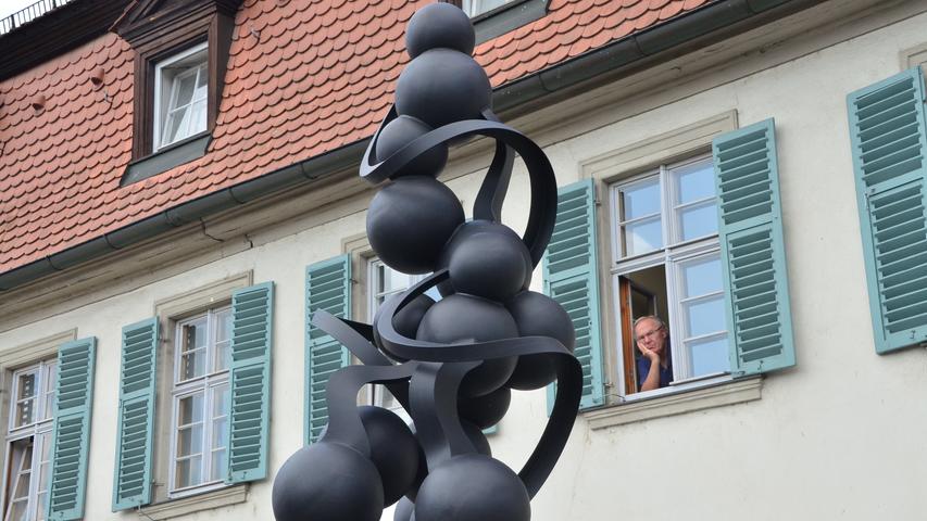"Ängstlicher Mond" heißt die neueste Errungenschaft der Stadt Bamberg: Die Skulptur wurde im Juli 2019 im Hain aufgestellt.