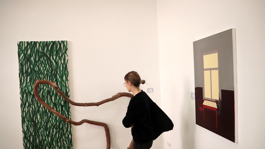 Blick in einen der Ausstellungsräume: Bei Philipp Eyrich wird die Kiefer (so der Titel der Arbeit) zum Artefakt aus nacktem Holz und grünem Strichgestrüpp auf der Leinwand. Rechts ein Bild von Nina Gross.