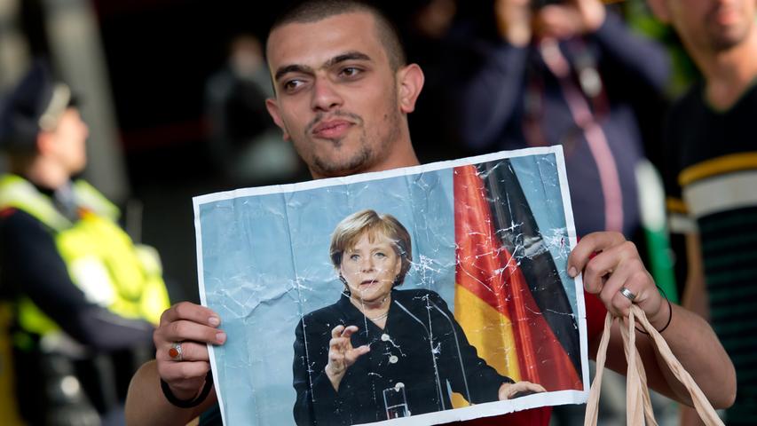 Im Jahr 2015, zum Höhepunkt der Flüchtlingskrise, sagt Merkel diesen einen Satz, mit dem sie in die Geschichtsbücher eingehen wird - und der Deutschland nachhaltig verändern sollte: "Wir schaffen das."
