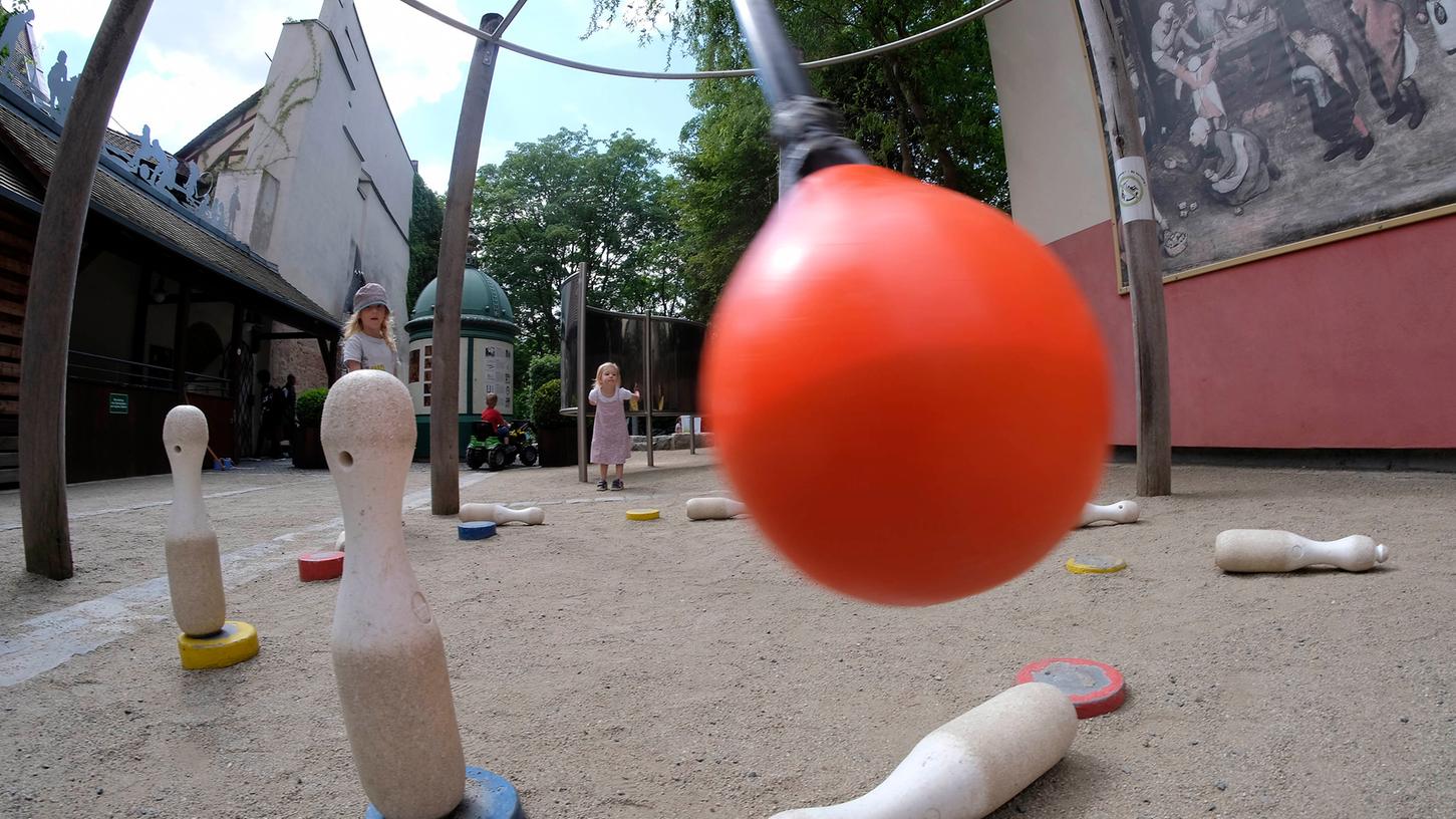 Russisch Kegeln im Außenspielbereich des Spielzeugmuseums in Nürnberg.