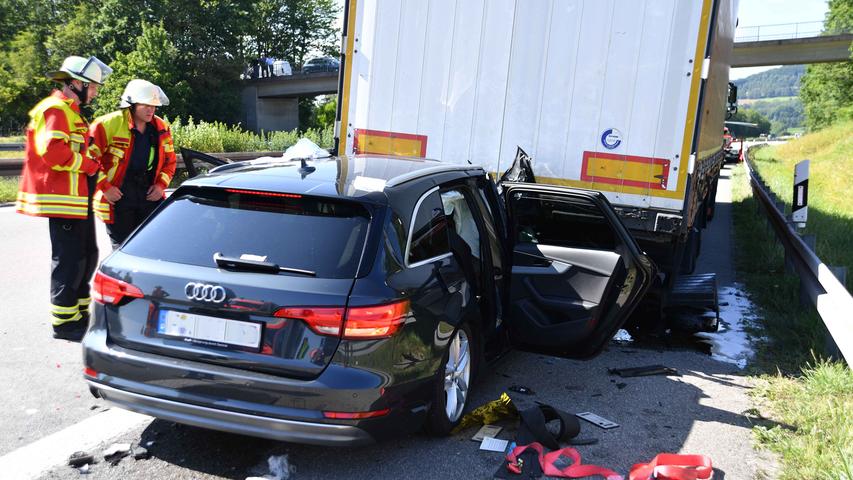 Schwerer Unfall bei Neumarkt: Audi fährt Lkw ins Heck