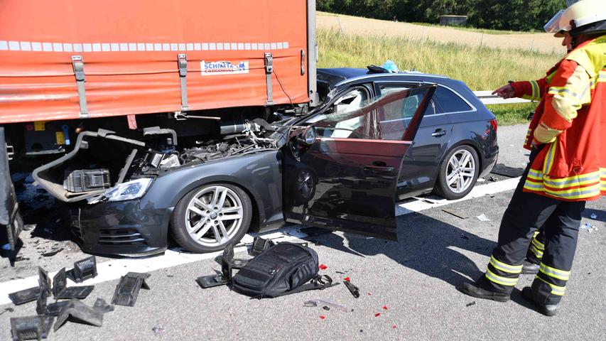 Schwerer Unfall bei Neumarkt: Audi fährt Lkw ins Heck