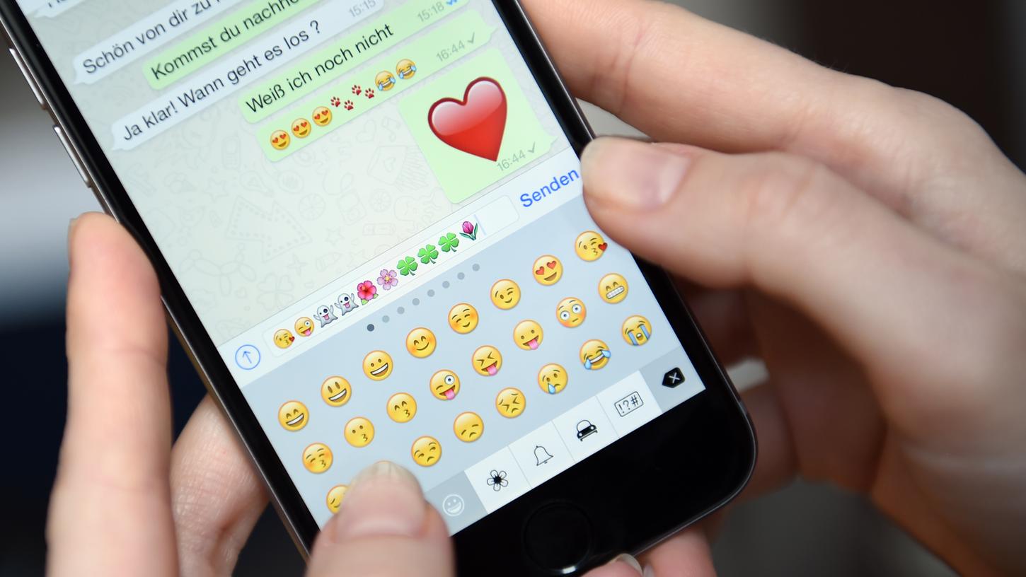 Mit einem einfachen Trick lässt sich vermeiden, dass Emojis ohne begleitenden Text so groß dargestellt werden wie das rote Herz auf dem Foto. (Symbolbild)