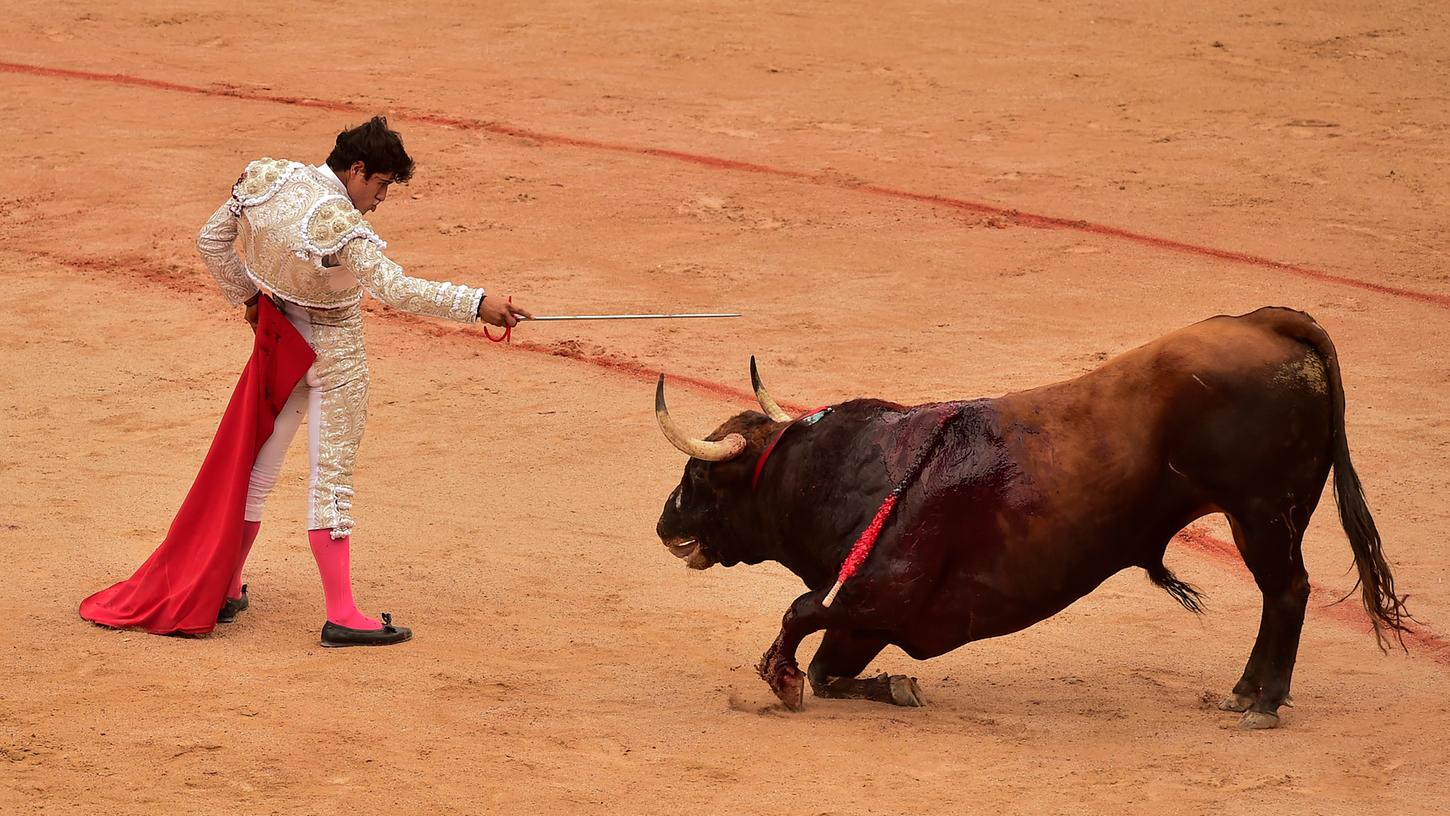 José Garrido, Stierkämpfer aus Mexiko, reizt einen Stier während eines Stierkampfs beim San Fermin Festival.