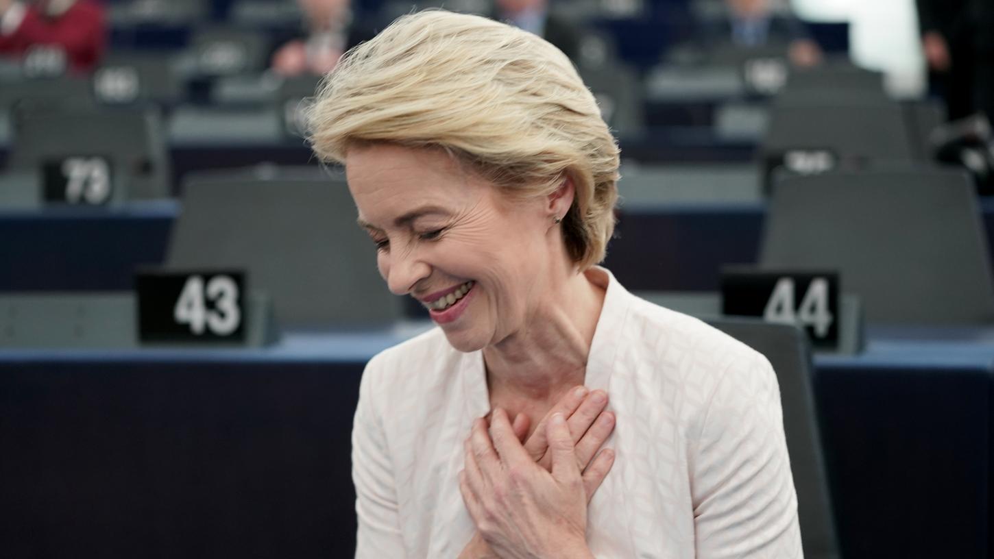 Kann es selbst kaum fassen: Ursula von der Leyen nach der Bekanntgabe der Wahlergebnisse im Plenarsaal.
