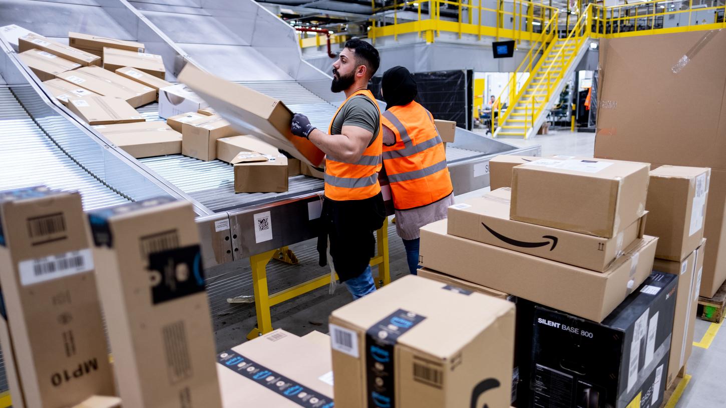 Amazon will in seinen bundesweit über 35 Standorten in Deutschland bis Ende 2019 mehr als 2800 neue, unbefristete Arbeitsplätze schaffen. Nun hat das Unternehmen auch den Dritthändlern mehr Rechte eingeräumt.