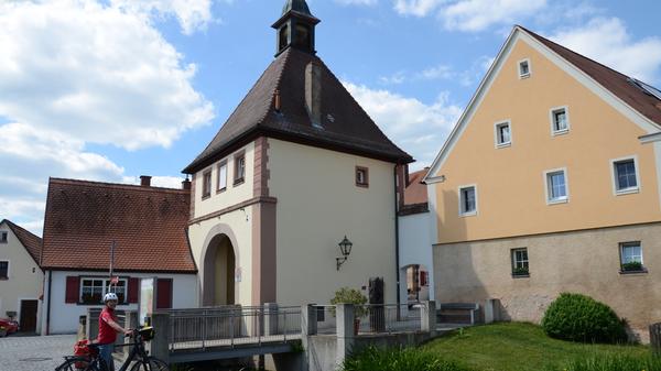 Zugang zu einer Bilderbuch-Altstadt: das Untere Stadttor in Merkendorf.