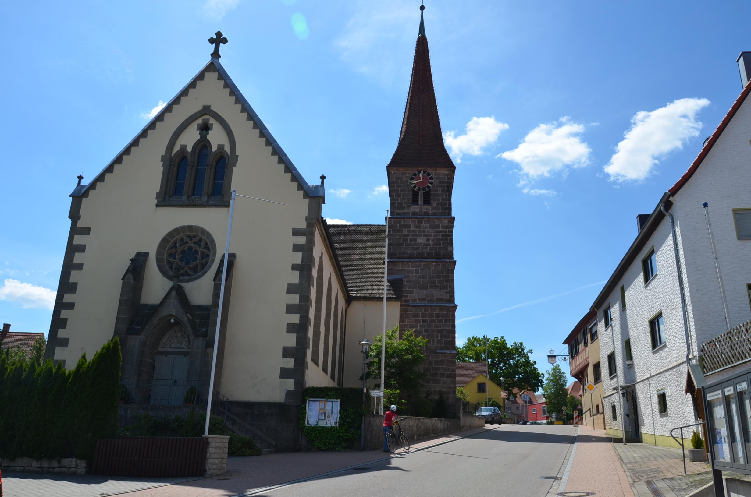 Dominiert die "Skyline" von Mitteleschenbach: die Pfarrkirche St. Nikolaus.