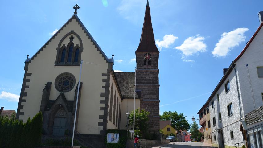 Dominiert die "Skyline" von Mitteleschenbach: die Pfarrkirche St. Nikolaus.